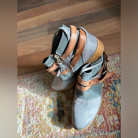 Miss Mooz - leather ankle booties. Size 7.  Very little wear.  Nice rubber sole. - Picture 3 of 4